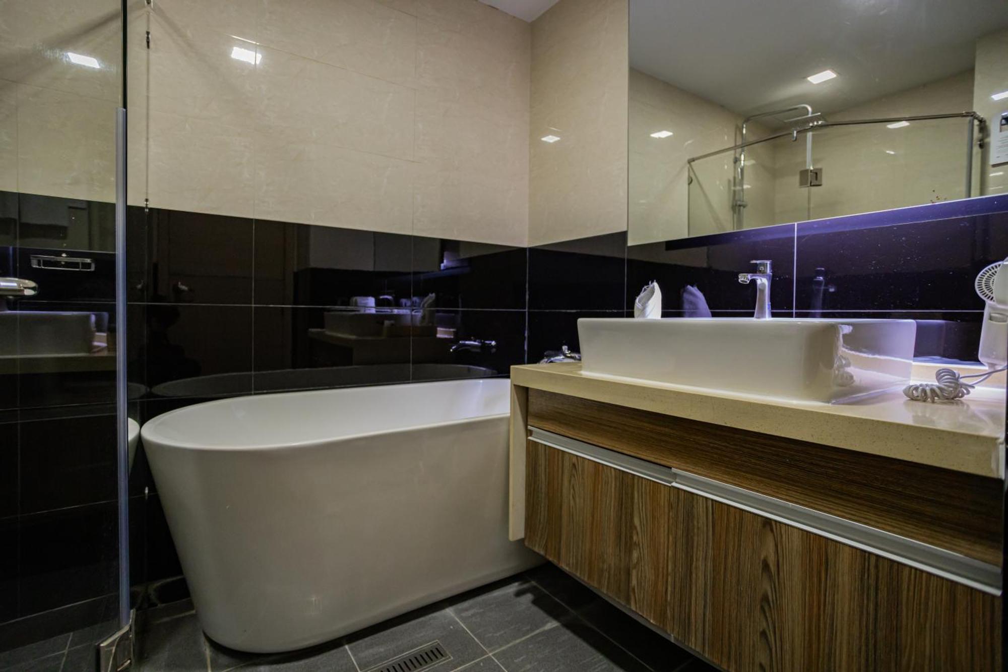 Ramada By Wyndham Bangkok Ten Ekamai Residences Exterior photo
