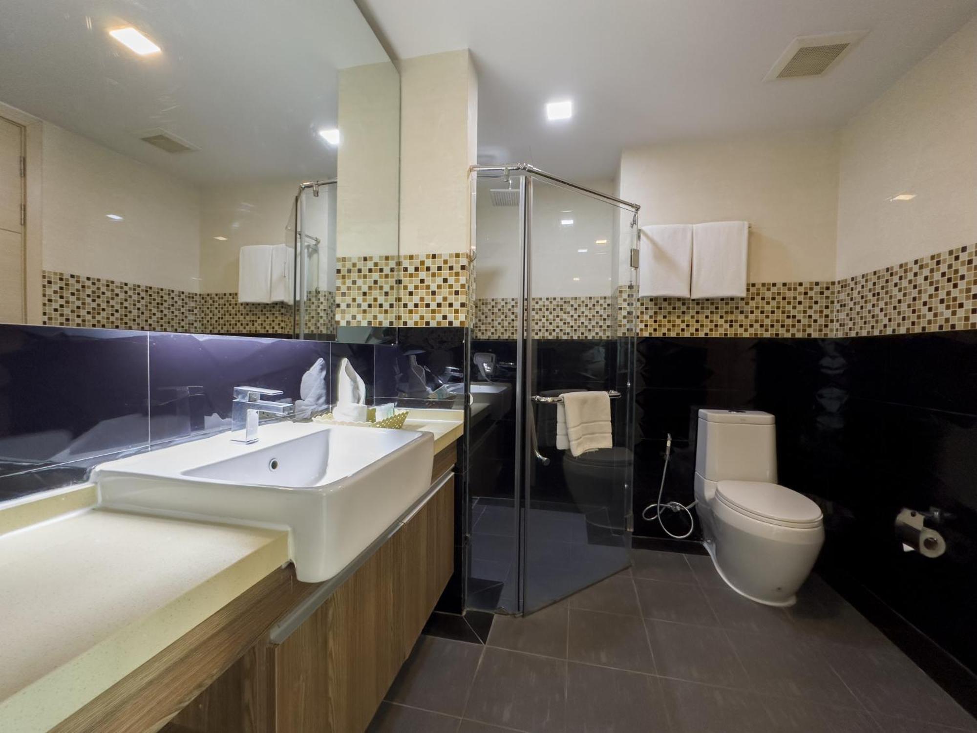 Ramada By Wyndham Bangkok Ten Ekamai Residences Exterior photo